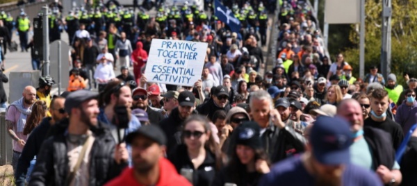 scontri-tra-polizia-e-manifestanti-anti-lockdown-a-melbourne