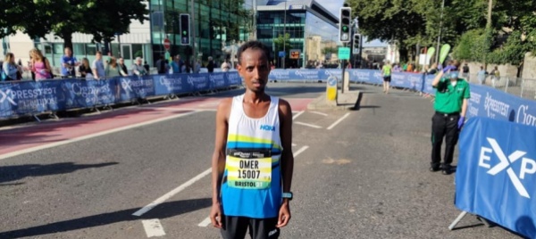 corre-una-10-km-sbaglia-strada-e-vince-una-mezza-maratona