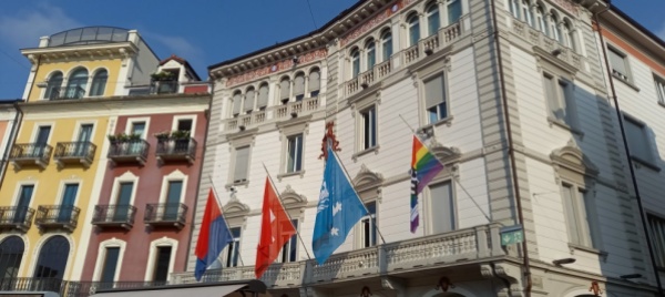 bandiere-arcobaleno-c-e-vento-solo-a-locarno-e-ad-arogno
