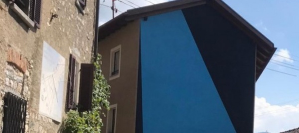 bre-raccoglie-critiche-il-murale-blu-e-nero