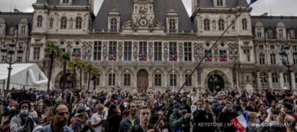 francia-nuove-proteste-anti-green-pass-tafferugli-a-parigi