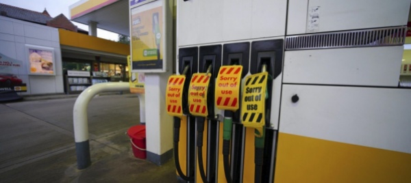 nel-regno-unito-chiudono-alcuni-distributori-manca-benzina