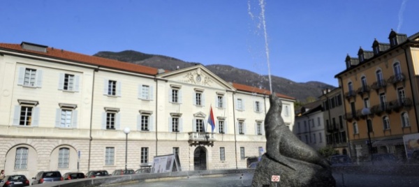 palazzo-delle-orsoline-e-foca-a-tinte-arancioni