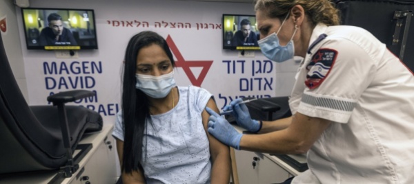 in-israele-la-terza-dose-abbatte-contagi-e-casi-gravi