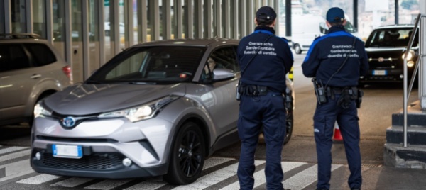 va-a-bari-per-un-telefono-e-torna-con-la-droga-condannato