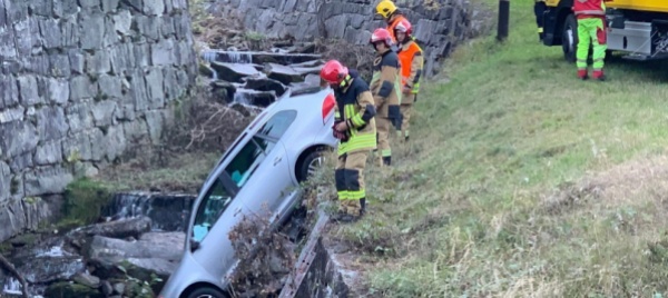 perde-il-controllo-e-finisce-con-l-auto-nel-fiume-4-feriti
