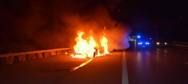 soletta-auto-in-fiamme-sulla-a1