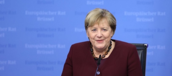 angela-merkel-saluta-l-europa