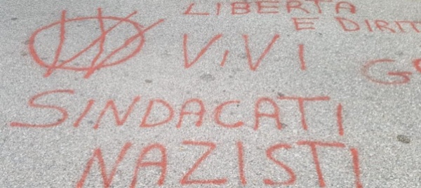 fino-mornasco-scritta-sindacati-nazisti-fuori-dalla-sede-cgil