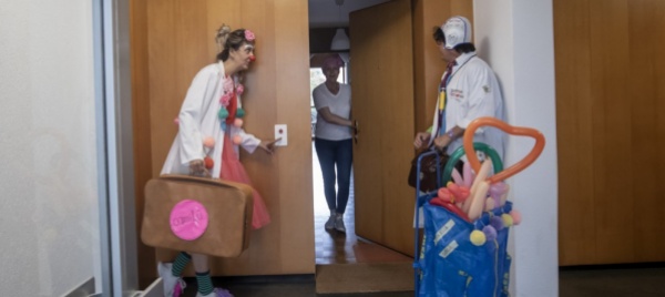 camice-e-naso-rosso-strappiamo-risate-all-ospedale