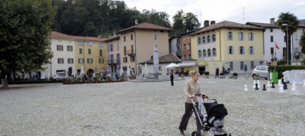 caslano-in-arrivo-il-corteo-dei-lampioncini