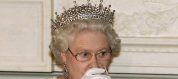 i-medici-tolgono-il-martini-alla-regina-elisabetta