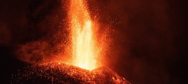 eruzione-canarie-il-vulcano-emette-grandi-quantita-di-lava