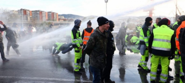 idranti-contro-manifestanti-a-trieste-lite-salvini-governo