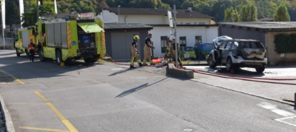 auto-distrutta-dalle-fiamme-in-un-posteggio-a-pazzallo