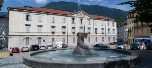 l-uss-invita-a-scendere-in-piazza-per-chiedere-aumenti-salariali