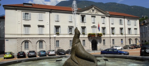 bene-la-zona-d-incontro-meno-il-taglio-di-10-posti-auto