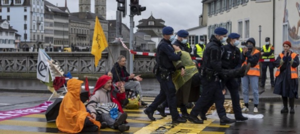extinction-rebellion-blocca-ancora-il-traffico-a-zurigo