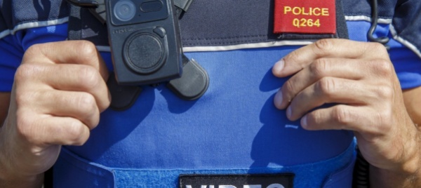spara-con-una-pistola-e-ferisce-un-uomo-a-una-gamba