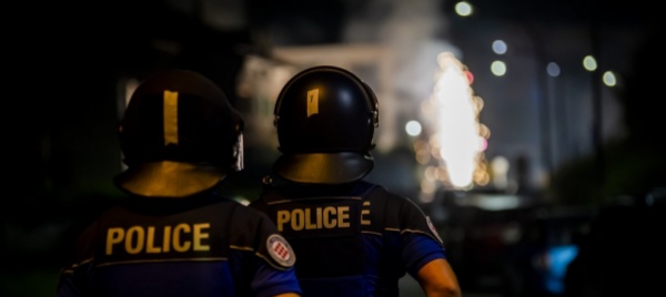 ginevra-fuochi-d-artificio-contro-la-polizia