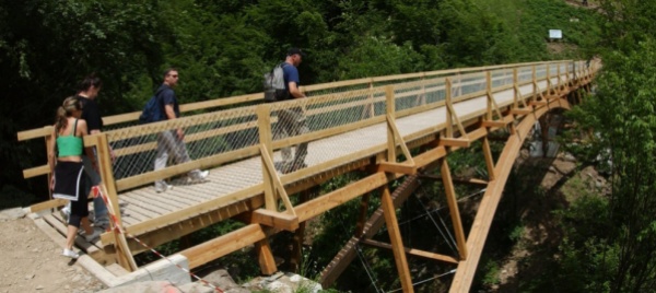 terminata-la-riqualifica-del-ponte-in-legno-di-erbonne