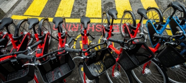 bellinzona-schiaccia-sui-pedali-del-bike-sharing