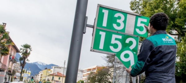 pagare-di-piu-la-benzina-e-il-riscaldamento-svizzeri-divisi