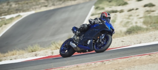 yamaha-r7-dalla-strada-al-circuito-con-disinvoltura