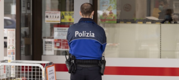 il-paradosso-lungo-il-confine-fra-covid-pass-e-rapine