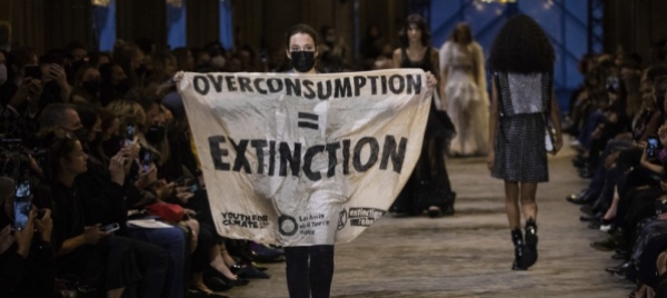 attivisti-di-extinction-rebellion-sfilano-da-louis-vuitton