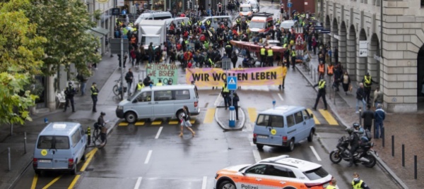 extinction-rebellion-blocca-una-strada-a-zurigo-iniziato-sgombero