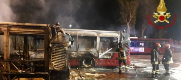 brucia-un-deposito-atac-a-roma-30-bus-distrutti