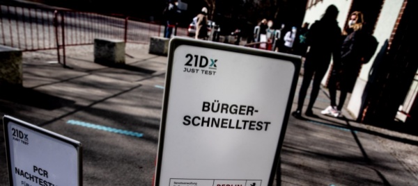 dopo-la-spesa-i-turisti-del-tampone-svizzeri-in-germania