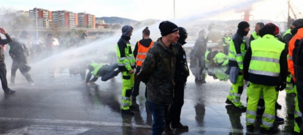 trieste-dopo-lo-sgombero-manifestanti-in-centro-agente-ferito