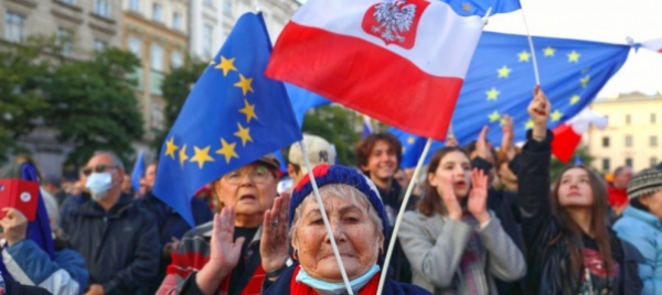 la-polonia-antisovranista-e-scesa-nelle-piazze-di-30-citta