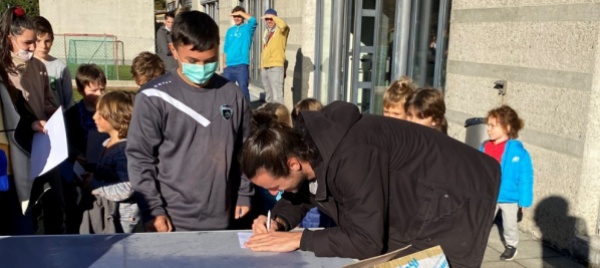 daniele-grassi-con-l-hc-valle-verzasca-in-visita-a-scuola