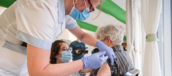 covid-e-vaccino-somministrato-il-booster-a-duemila-anziani