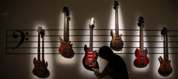 da-clapton-a-presley-le-chitarre-delle-star-vanno-all-asta
