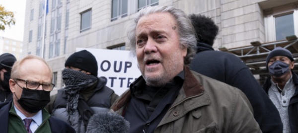 bannon-si-consegna-all-fbi-combattero-il-regime-di-biden