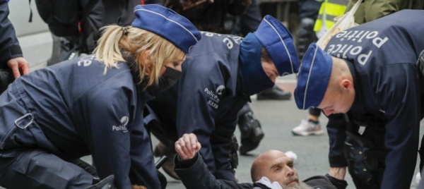 marcia-di-extinction-rebellion-a-bruxelles-diversi-fermi