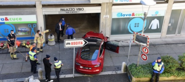 sbaglia-manovra-e-va-contro-il-muro-in-autosilo-solo-contuso