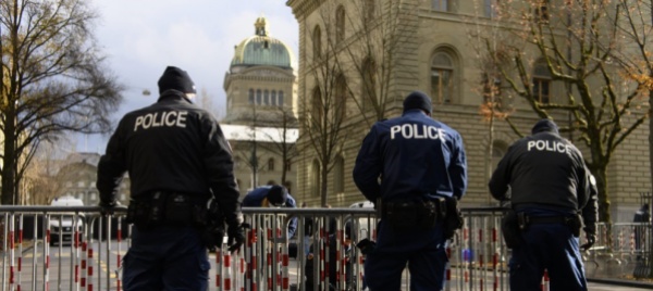votazioni-polizia-erige-protezioni-attorno-a-palazzo-federale