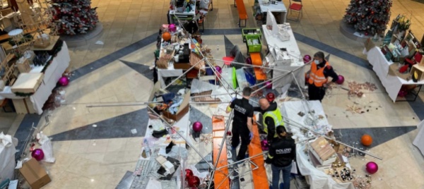 crollo-delle-decorazioni-al-mythen-center-dimesse-5-persone