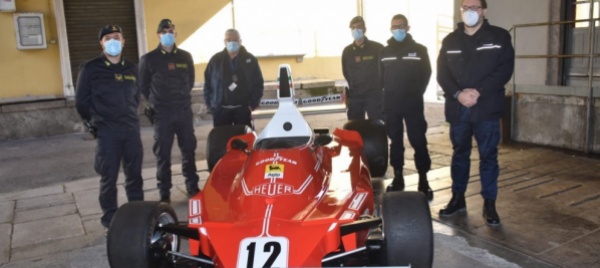 in-dogana-con-la-ferrari-di-lauda-taroccata
