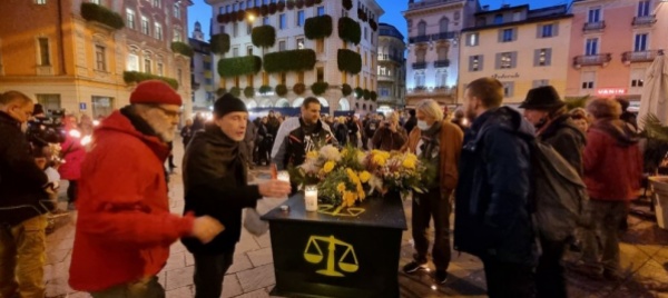 a-lugano-si-celebra-il-funerale-della-giustizia