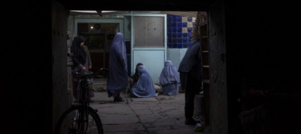 talebani-basta-attrici-in-soap-opera-e-hijab-per-reporter