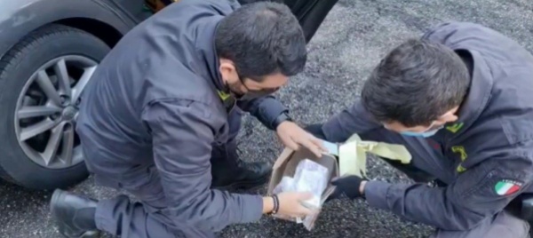 fermato-a-brogeda-con-40mila-sterline-nascoste-nei-detersivi