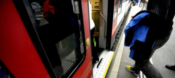 treni-affollati-costretti-a-scendere-per-le-norme-covid