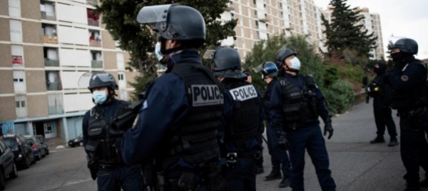 sans-papier-picchiato-in-francia-polizia-sotto-inchiesta