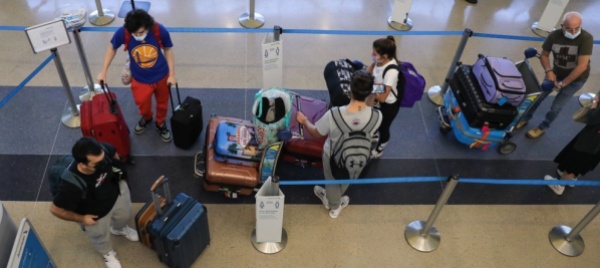 irritazione-tra-i-viaggiatori-in-fila-per-lasciare-il-sudafrica